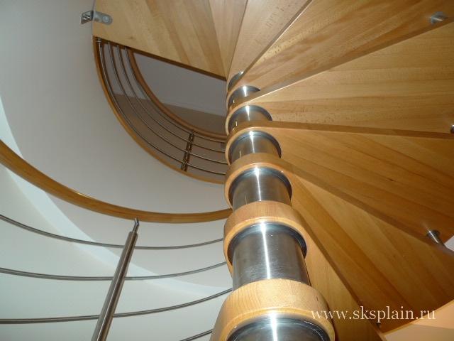 Винтовая лестница из массива бука, для выхода на открытую террасу