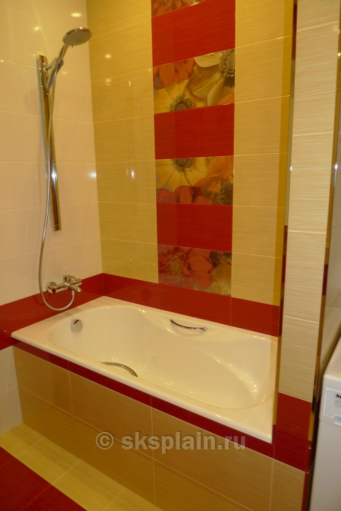 Встроенная чаша ванны имеет скрытый люк-невидимку для доступа к сливной и запорной арматуре обвязки.